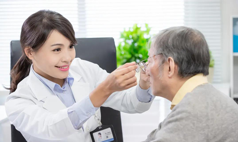 剛進入40歲，你能接受戴老花鏡嗎？