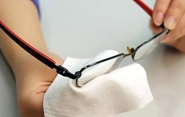 老花鏡防輻射眼鏡的作用、保養(yǎng)，你真的都懂嗎？
