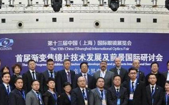 老花鏡技術革命，漸進多焦鏡才是最佳解決方案