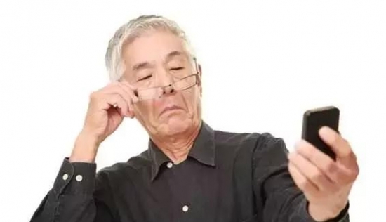 老花眼用手機(jī)發(fā)信息成了奢侈，六十歲的困惑看他怎么解決